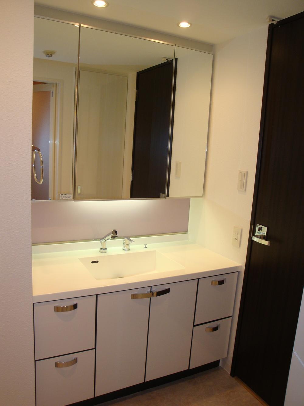 Wash basin, toilet. Indoor (10 May 2013) Shooting