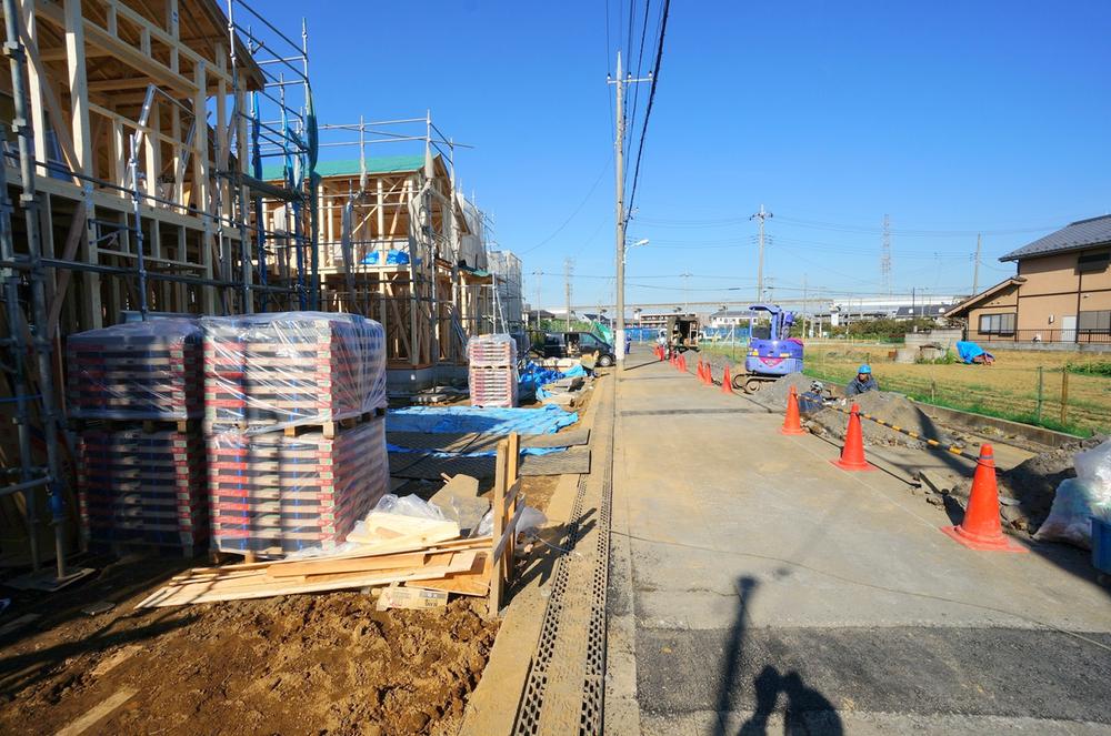 Local photos, including front road. Local (11 May 2013) Shooting