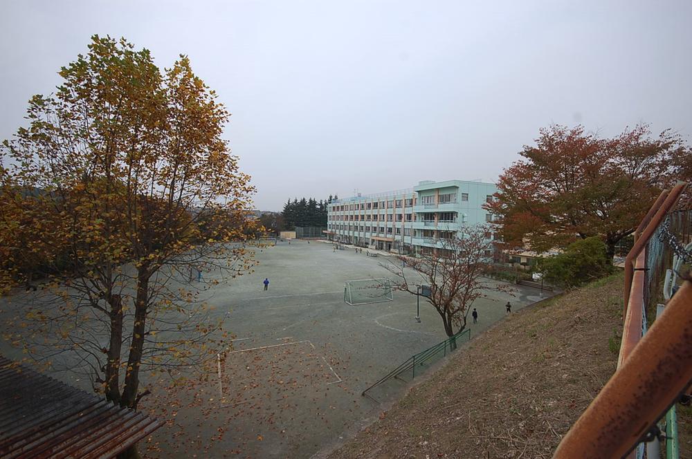 Primary school. 761m to Hino Municipal Yumegaoka Elementary School