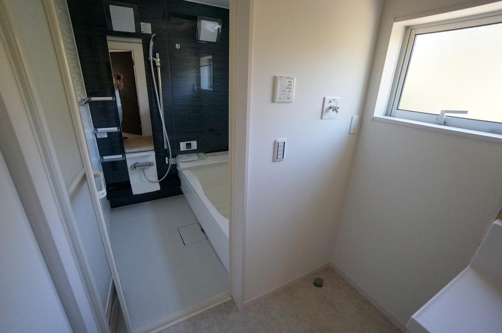 Wash basin, toilet. bathroom