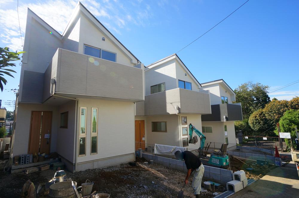 Local photos, including front road. Local appearance photo