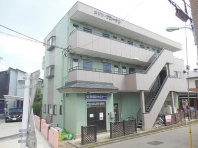 Building appearance. Sleep life in a quiet residential area