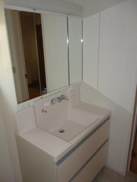 Wash basin, toilet. 5-3 Building