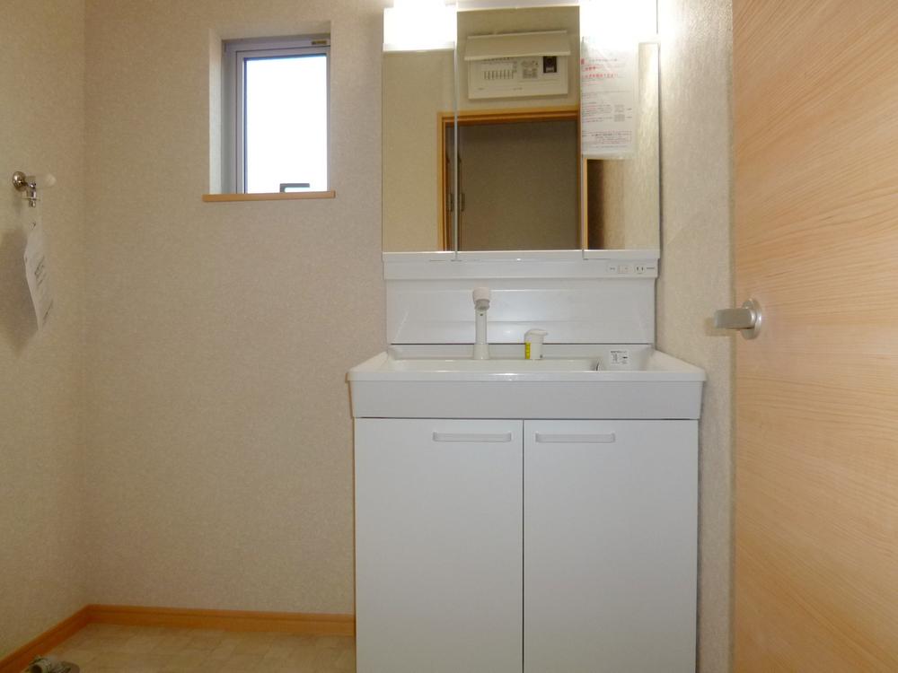 Wash basin, toilet. 1 Building