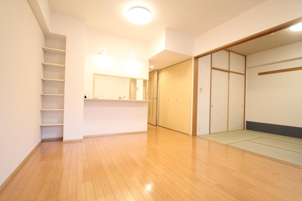 Living. Wide and bright living room. South is facing.