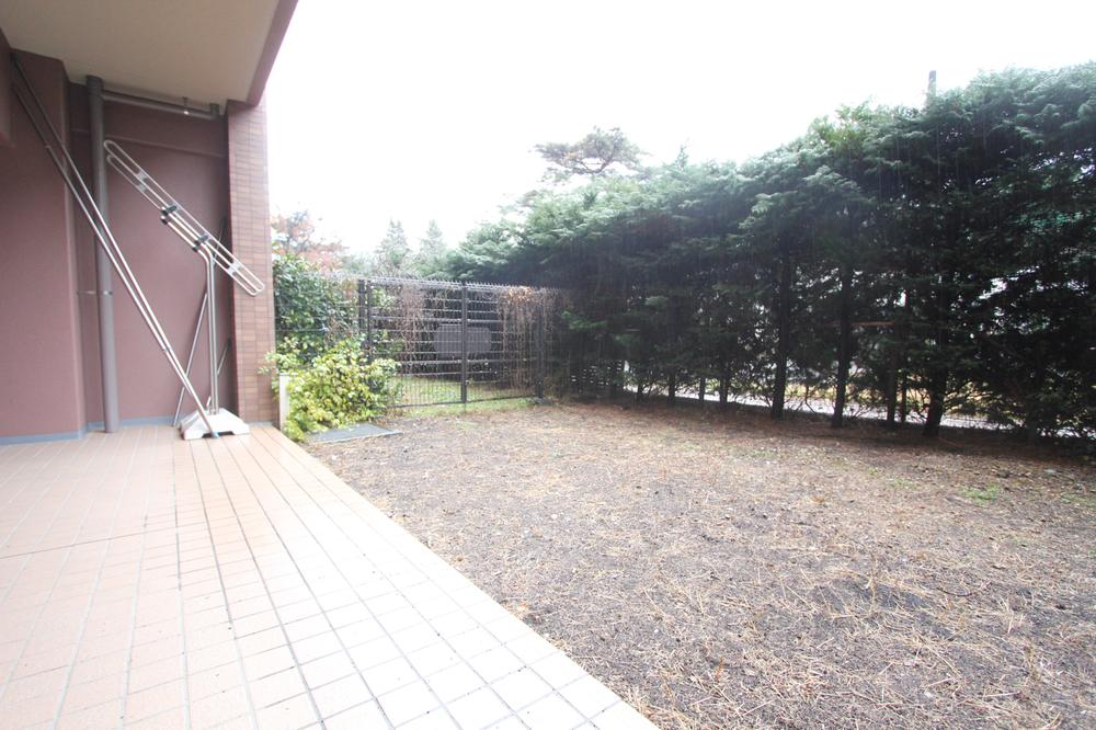 Garden. About wide with a garden of 26 sq m. The human eye because it does not face the road is also not worried.