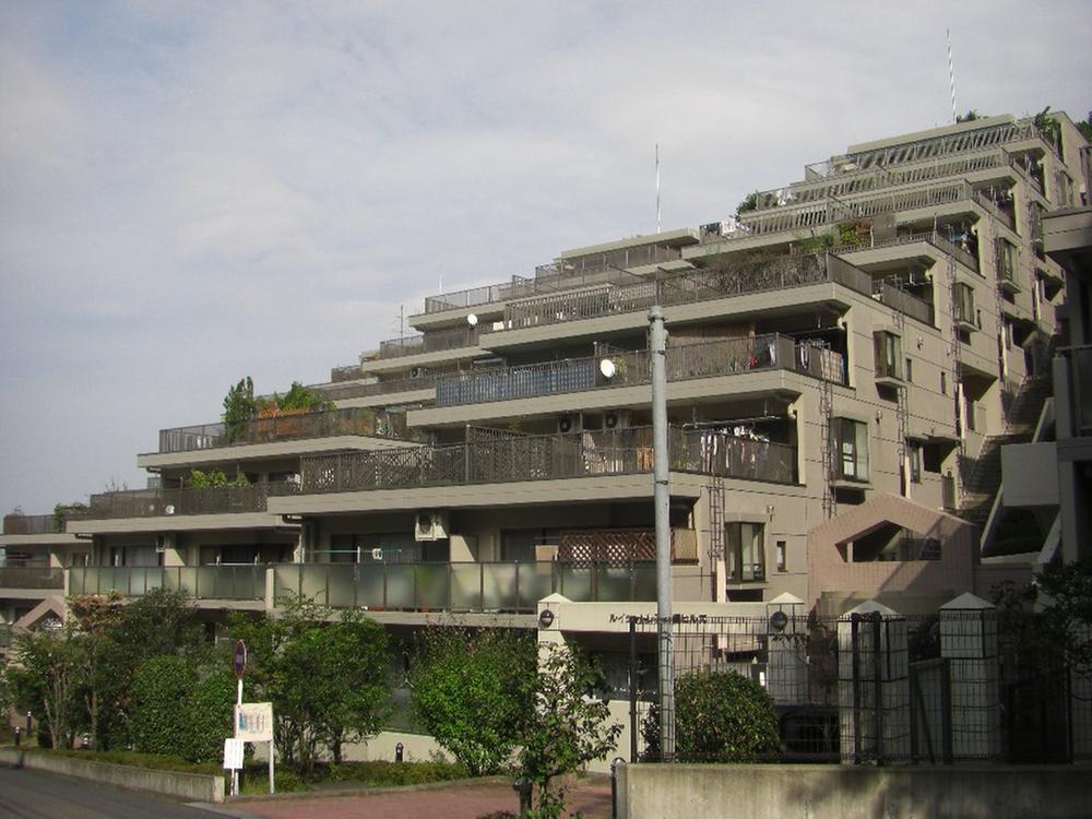 Local appearance photo. This apartment lies in the first kind low-rise exclusive residential area.