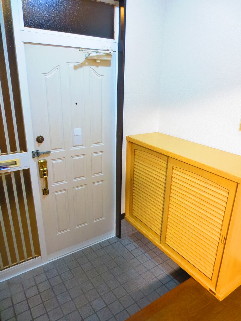 Entrance. Shoe box also plenty ☆