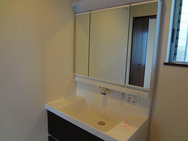 Wash basin, toilet. Indoor (12 May 2013) Shooting A Building) shooting