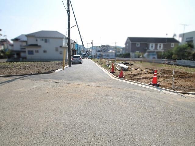 Local photos, including front road. Hino Nishihirayama 1-chome, site landscape Vacant lot