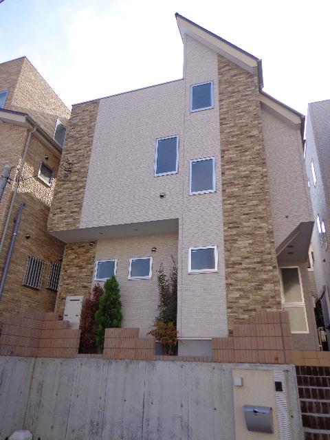 Local appearance photo. Building 2