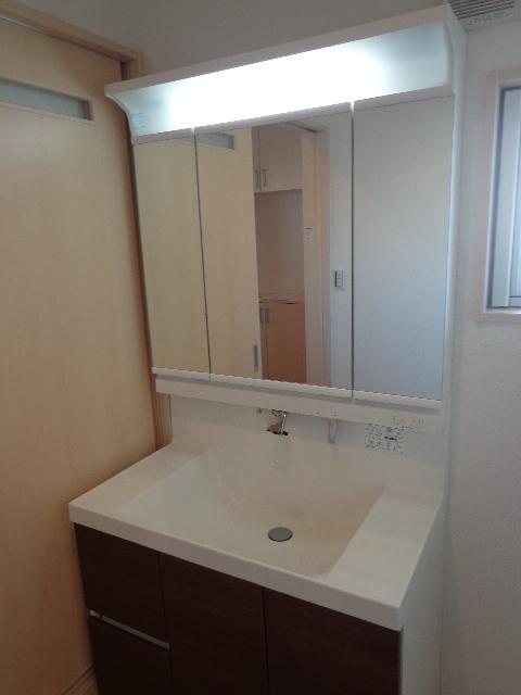 Wash basin, toilet. Building 2 Shampoo three-sided mirror vanity with dresser