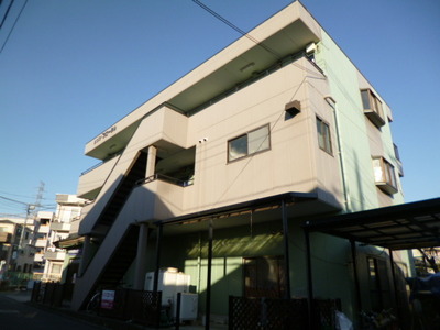 Building appearance. Near a station. Super is also close