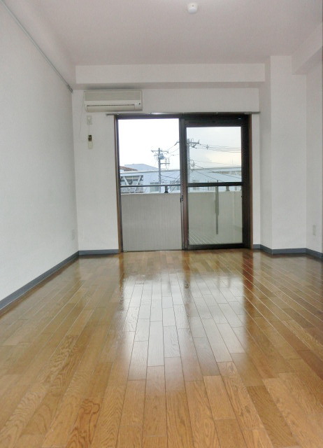 Other room space. Ho ~ Et al., Probably wide?