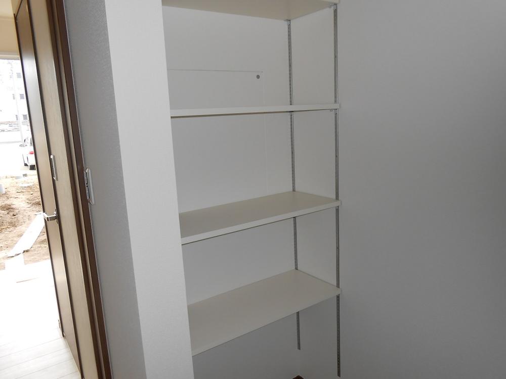 Same specifications photos (Other introspection). Indoor (10 May 2013) Storage of shooting lavatory very convenient