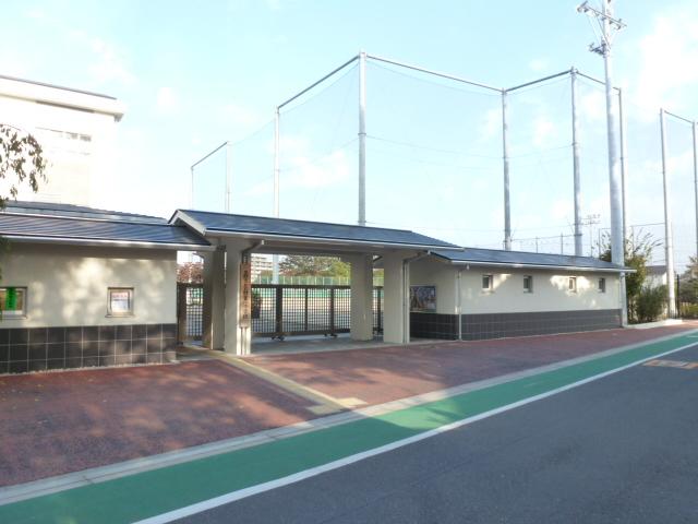 Junior high school. 1700m to Hino Municipal Hino first junior high school