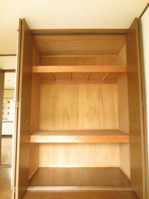 Receipt. Large storage space with depth