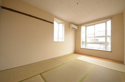 Living and room.  ☆ There is no left-hand bay windows in this room ☆