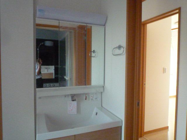 Wash basin, toilet. Room (August 2013) Shooting