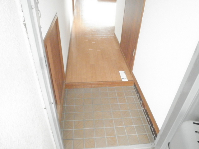 Entrance. Entrance neat with a shoebox