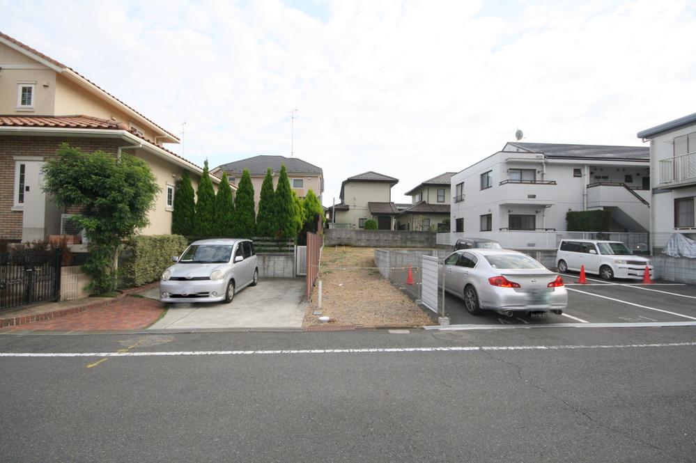 Local photos, including front road. Local (10 May 2012) shooting