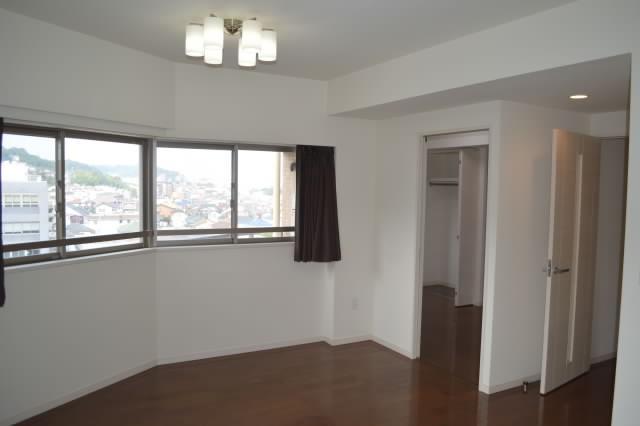 Living. Please check the sense of liberation of the southwest corner lot with all means local