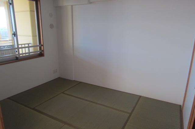 Non-living room. Japanese-style room, which is continuous with living