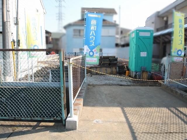 Local photos, including front road. Hino Manganji 2-chome, local appearance 2013 / 12 / 6 shooting