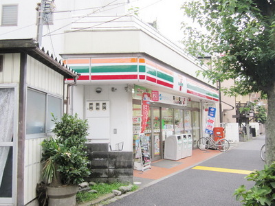 Convenience store. 839m to Seven-Eleven (convenience store)