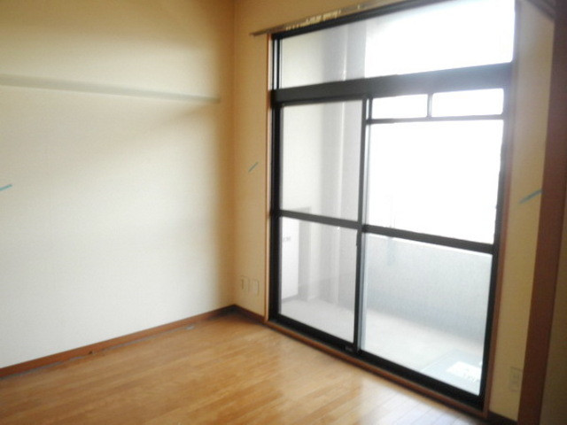 Other room space. I Western-style is also bright