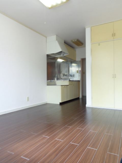 Living and room. ☆ Chic rooms with dark brown flooring ☆