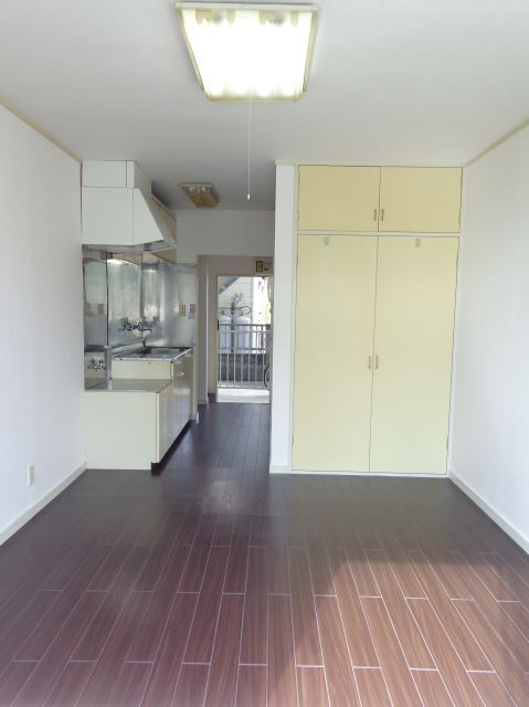 Living and room. ☆ Chic rooms with dark brown flooring ☆