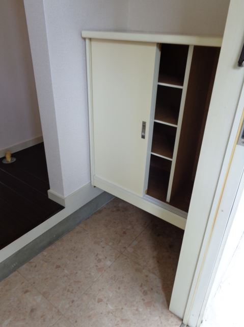 Receipt. ☆ There are easy-to-use shoe box in the foyer ☆