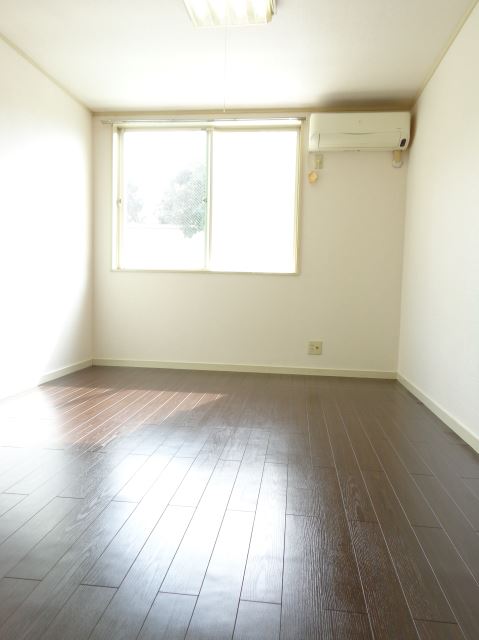 Living and room. ☆ Chic rooms with dark brown flooring ☆