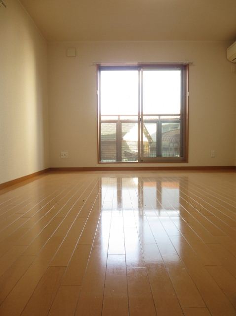 Living and room. 8 tatami rooms are wide of the peace of mind in many people with luggage