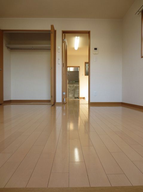 Living and room. 8 is Johigashi-facing room