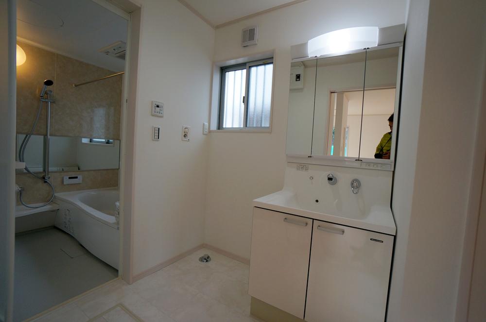 Wash basin, toilet. bathroom