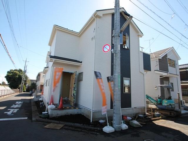 Local photos, including front road. Contact road situation