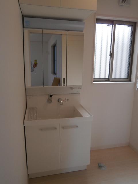 Wash basin, toilet. Building 3