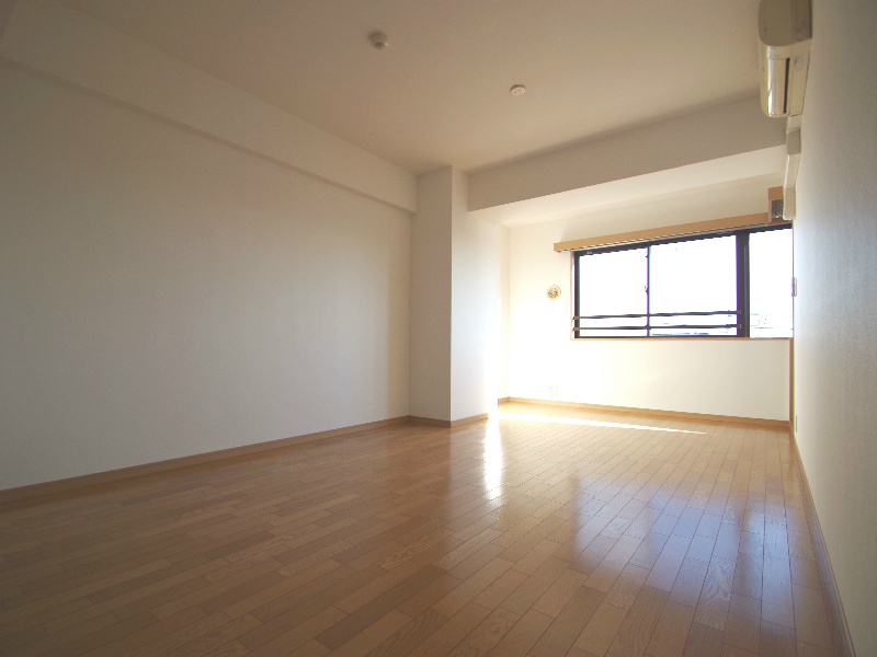 Living and room. 14.7 Pledge south-facing living room! 