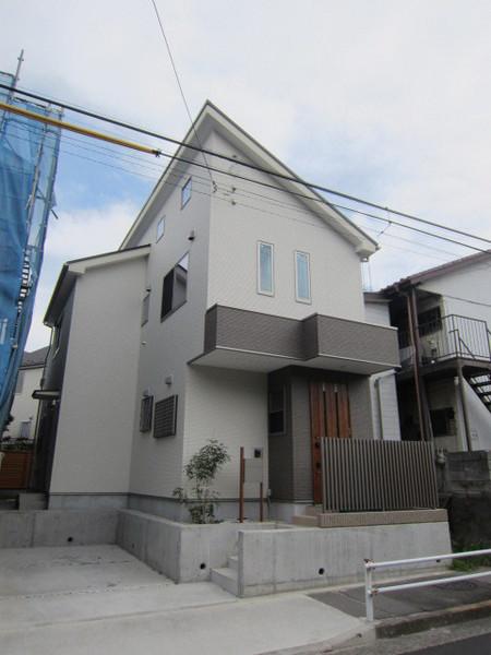 Local appearance photo. B Building