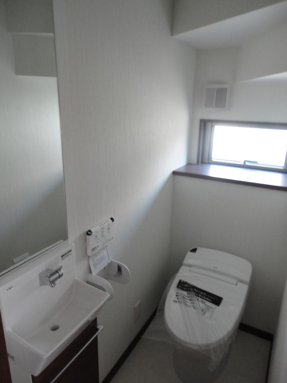 Toilet. Local (011 2013) Shooting