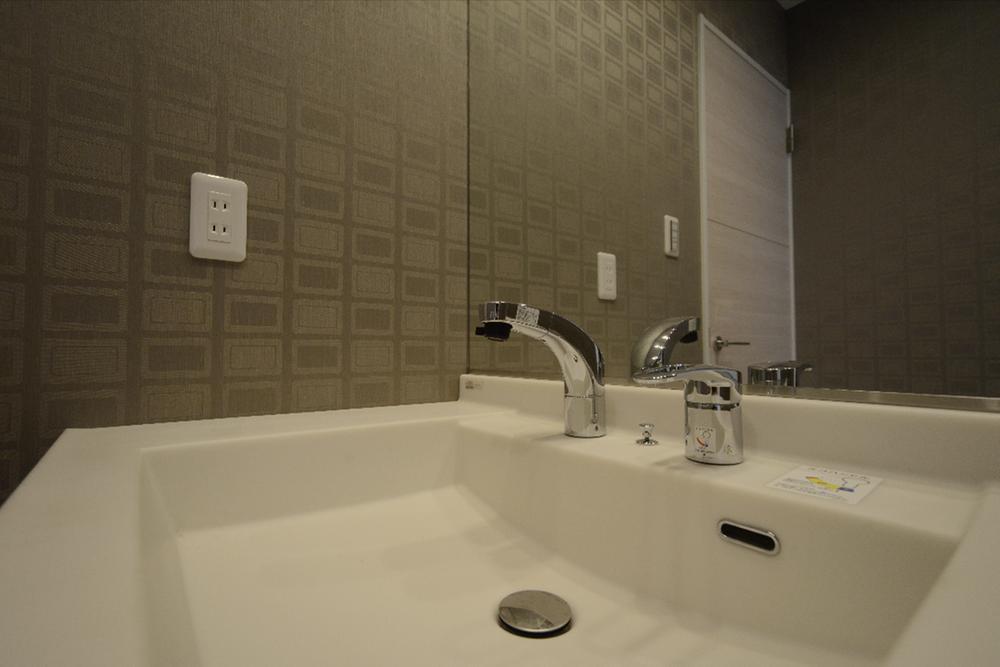 Wash basin, toilet. Indoor (11 May 2013) Shooting