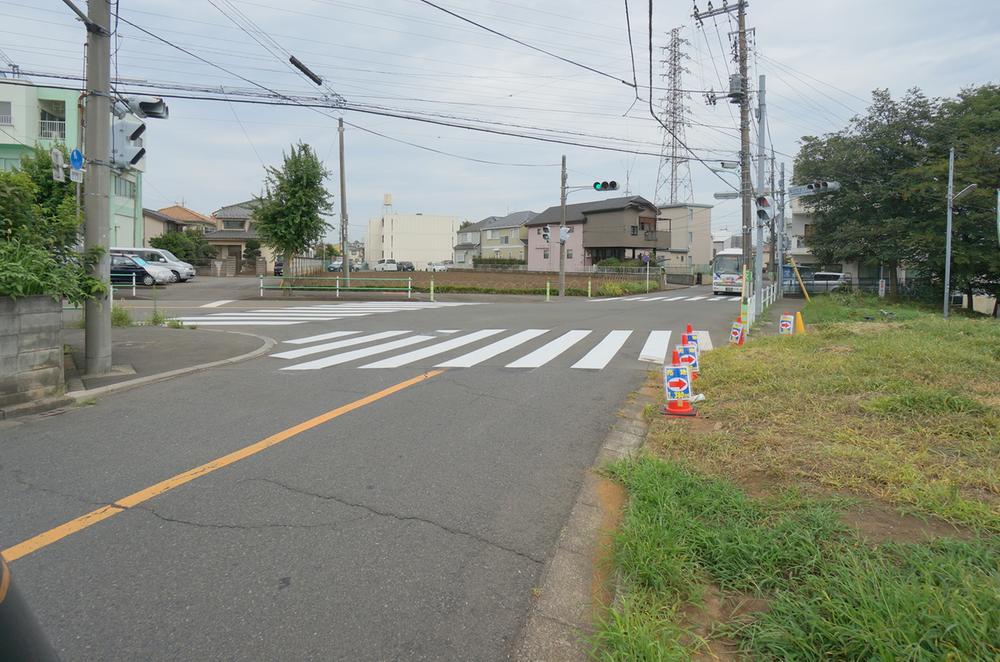 Local photos, including front road. Local appearance photo