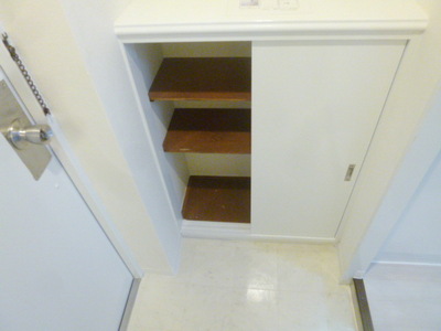 Entrance. Entrance storage