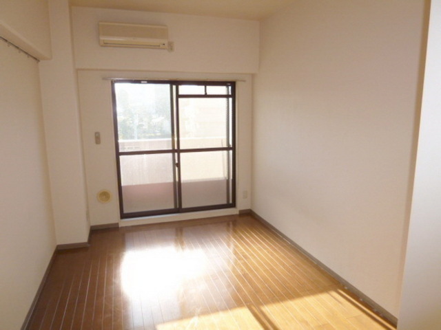 Other room space. Bright Western-style