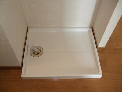 Washroom. ☆ Glad Indoor Laundry Area ☆