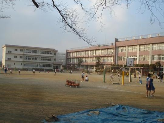 Primary school. Eighth elementary school to 400m eighth elementary school 5 minutes walk (about 400m)