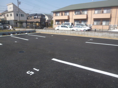 Parking lot. Ample parking