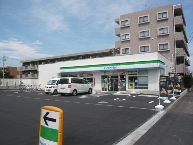 Convenience store. FamilyMart practice Women's Junior College 413m before shop
